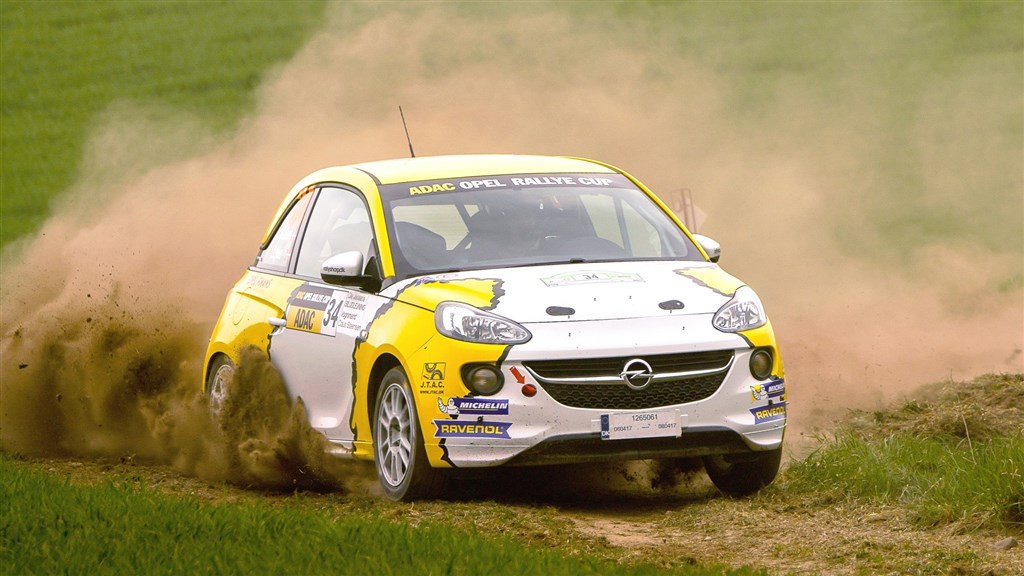 For blot en uge siden vandt Jacob Madsen og Line Lykke Jensen første afdeling af den tyske ADAC Opel Rallye Cup med denne Opel ADAM Cupbil, men i weekendens løb kørte de af vejen og måtte udgå.
(Foto: Sven Kollus)